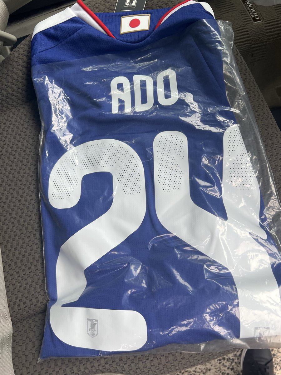 yuya_boc7's tweet photo. 5時間弱並んでやっとゲットしました〜💦
ガチャ行きます！
#Ao https://t.co/lEGmjpZxQy