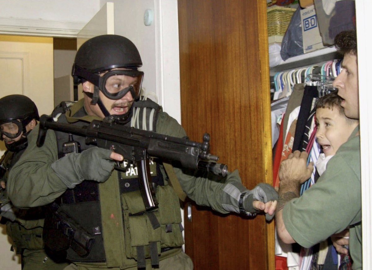 buzzerama's tweet photo. @BillClinton This you? https://t.co/Ubj3DZ0qI7
