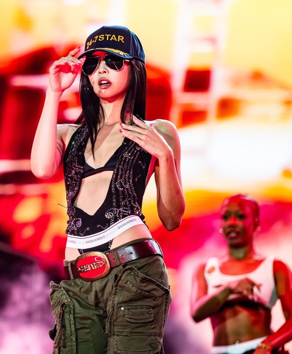tjruby_'s tweet photo. ชอบเจนนี่ชุดนี้มาก ไอเท็มแต่ละชิ้นไม่คิดว่าจะแมทช์เข้ากันได้ แต่พอมาอยู่บนตัวเจนนี่แล้วสวย เท่ เซ็กซี่เฉยเลย https://t.co/EPR8IGuxA5