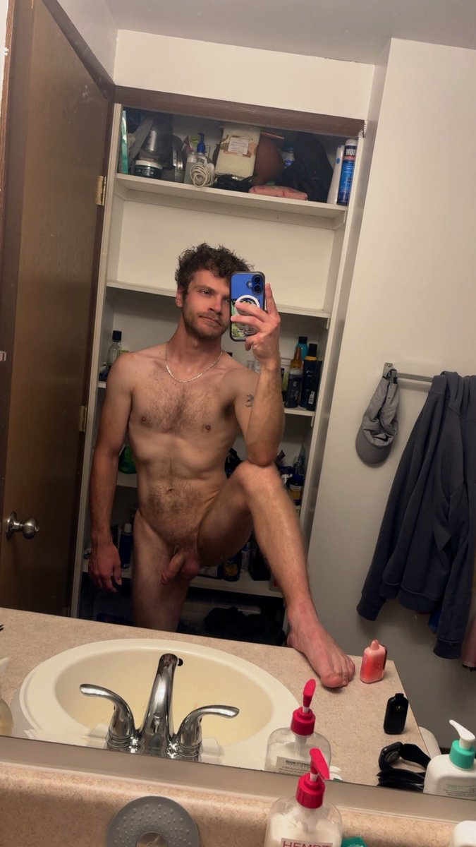 SmallboiX38's tweet photo. Small beach day ✅ , gaming night next. Feet feel soft from the sand😏 wanna feel bro? 
#feet #bwc https://t.co/kxq3kkNYcZ