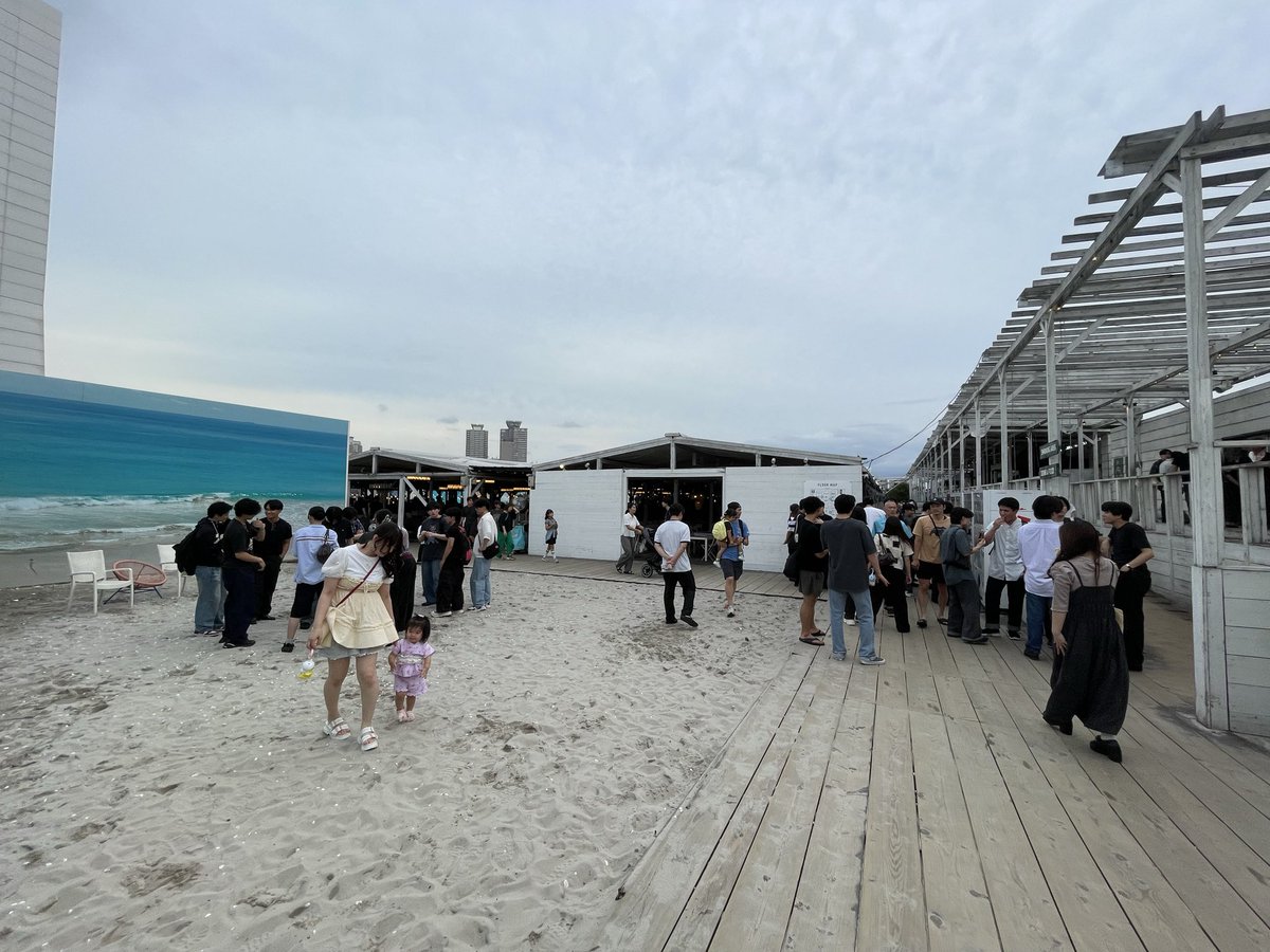 m_exilesss103's tweet photo. キラナガーデン真横のBBQ施設は白い砂浜があったけど席は全体的に密集されていた笑
キラナガーデンのロケーションがやはり最高だと再認識できた笑
肉は美味しかったし楽しかった〜！

@meatmaniajapan 
#MEATMANIAJAPAN
#SHOKICHI https://t.co/rbkusuANQJ