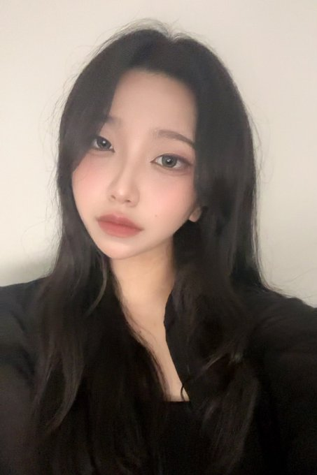emayborn's tweet photo. 27살 아줌마한테는 아무도 좋아요 안 눌러주겠지 https://t.co/ZYFUGlW9Ai