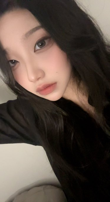 emayborn's tweet photo. 27살 아줌마한테는 아무도 좋아요 안 눌러주겠지 https://t.co/ZYFUGlW9Ai