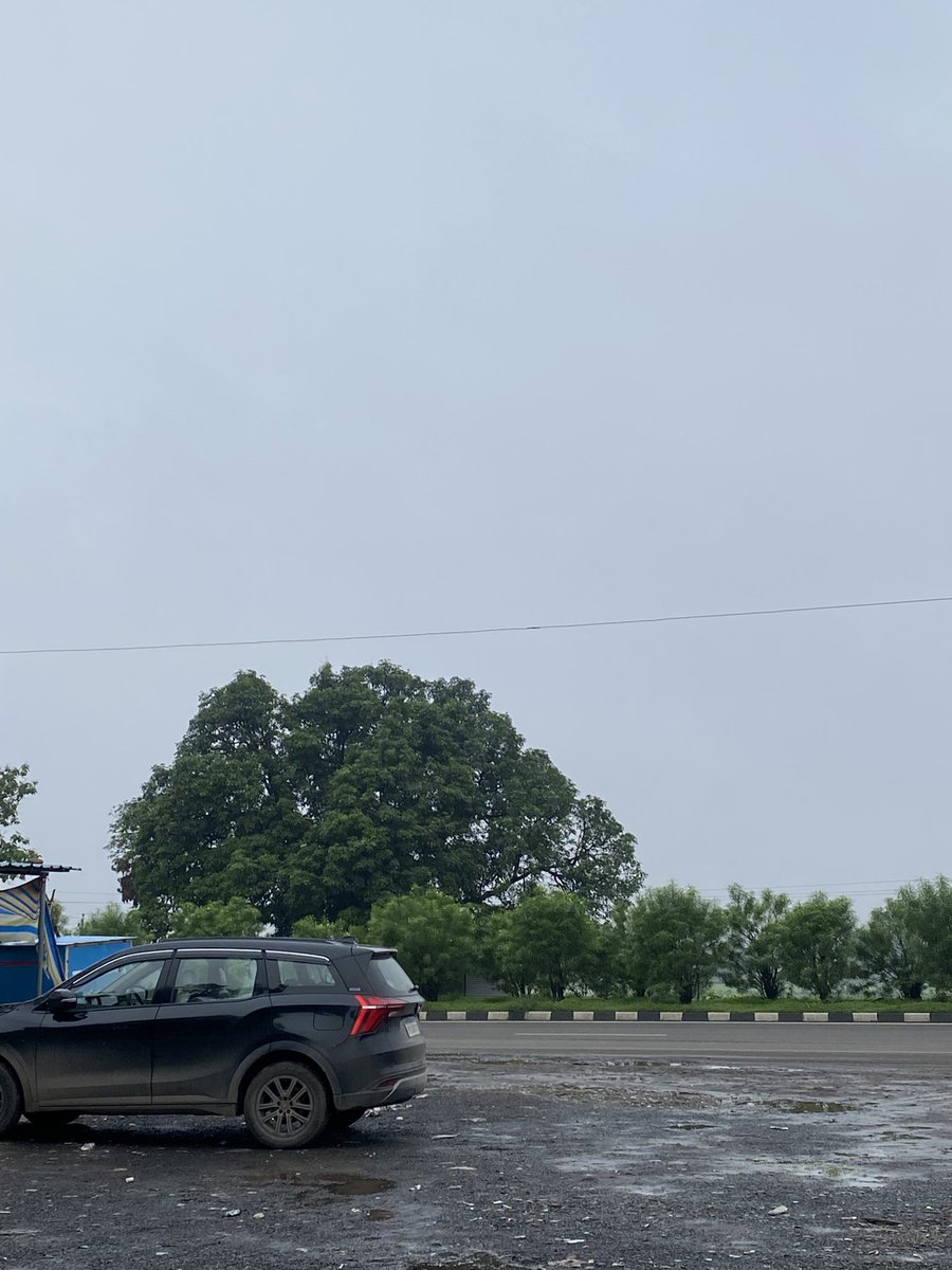 soumyagrwl15_'s tweet photo. It’s Sunday, me and my cousins didn’t sleep all night, ordered burgers at 4:30 am, left for Maheshwar at 5:30 am, got stuck in a string of Trucks at 7:30 am, got out of it at 8:00 am. 

Terrific Sunday. 😵‍💫 https://t.co/dhdVXAFLBJ