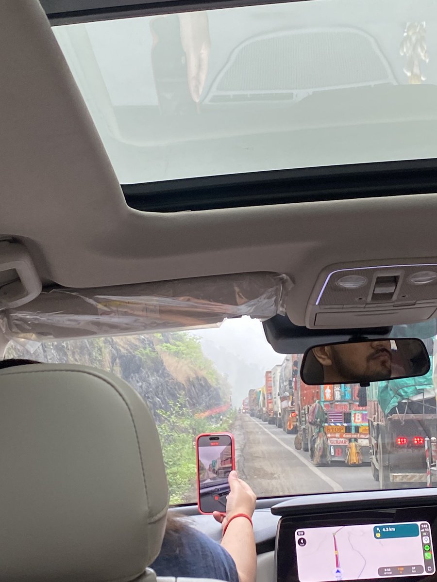 soumyagrwl15_'s tweet photo. It’s Sunday, me and my cousins didn’t sleep all night, ordered burgers at 4:30 am, left for Maheshwar at 5:30 am, got stuck in a string of Trucks at 7:30 am, got out of it at 8:00 am. 

Terrific Sunday. 😵‍💫 https://t.co/dhdVXAFLBJ