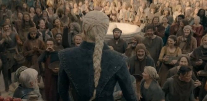 Targ_Loyalist's tweet photo. Such a beautiful speech here by Rhaenyra to the smallfolk. A calculated but necessary attempt to win them over and buy herself time to stabilize the city. If it works, it could shift public sentiment, even enough for people to start overlooking her role in the Gullet blockade, as Lord Manderly suggested. I know it's good on paper and that it will not work 100%. But I still appreciate how she's playing her cards wisely. 
#HouseOfTheDragon