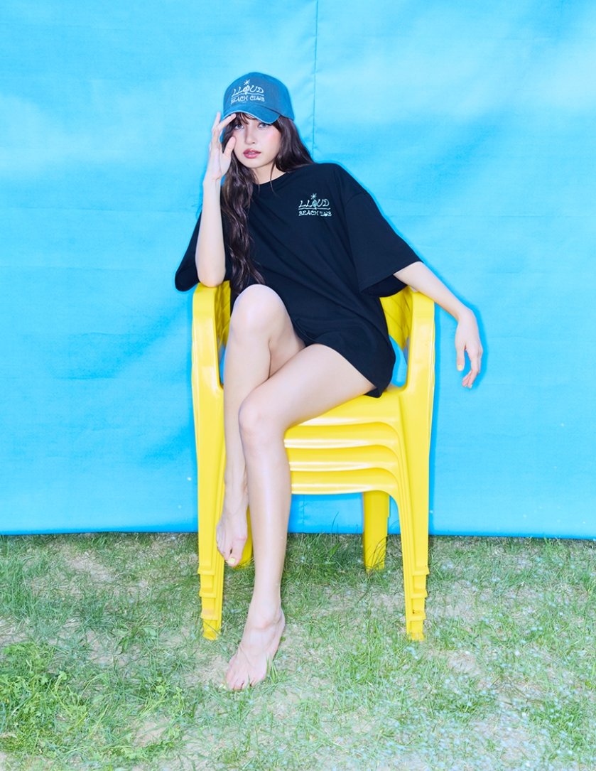 LALISASCRAVE's tweet photo. 🚨🚨#LISA stuns in the LLOUD BEACH CLUB embroidered black t-shirt https://t.co/9ImDbH9NPF
