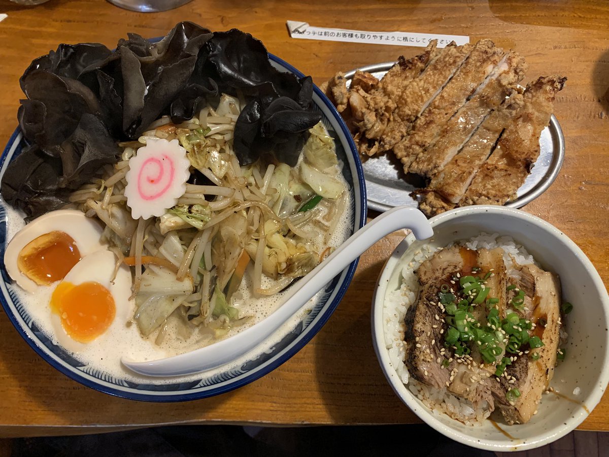 Nicotti4's tweet photo. 10時代に行ったのに既に沢山のお客さんで入店は11時半！朝ごはん抜いてぺこぺこなのでガッツリ！
タンメン初めて食べたけど豆乳を使った濃厚なスープとモチモチな太麺＋シャキシャキ野菜のナイスコンビ👍
そしてもう1つ人気メニューの大鶏琲はスパイスが効いててうみゃいしチャーシュー丼も最高！！ https://t.co/eB0zIoC6HN