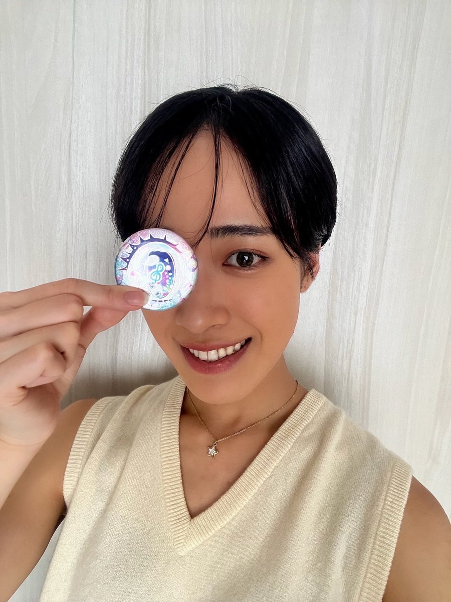 lily_tama_'s tweet photo. おはようございます🌞

昨日は半日だけ名古屋に帰省していました🐒
帰省ついでに大須観音へ🌟

地元のかっこよくて可愛い友人 #そうだなち @blue_bocchi ちゃんがデザインしたガチャガチャを回してきました！

私の中の女児心がくすぐられるめちゃくちゃかわいいハンドミラー🥹💓素敵だ✨ https://t.co/KiNakQoe19