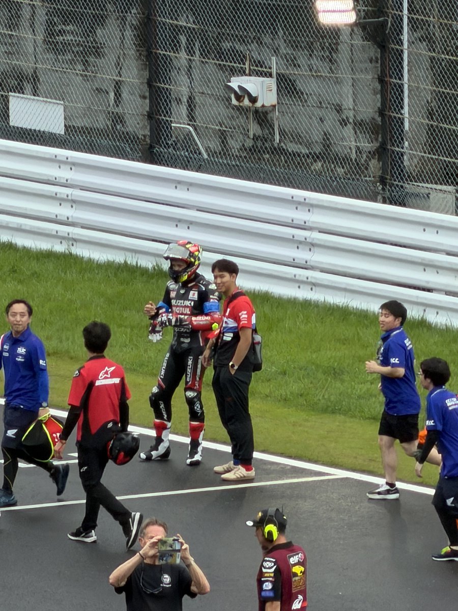 nacchan_h0528's tweet photo. 鈴鹿8耐のSスタートといえばヨシムラのグレッグ・ブラック選手！
8番グリッドからなんと1コーナーまででなんと1番手に😂✨
すごすぎぃぃwww
#鈴鹿8耐 https://t.co/8NJ1ZfTY4L