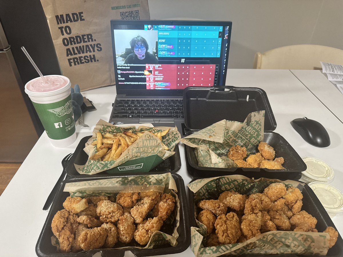 peterspaceheatr's tweet photo. No joke I ordered one boneless meal deal and got 45 fucking wings LOL https://t.co/RQf33j10Kn