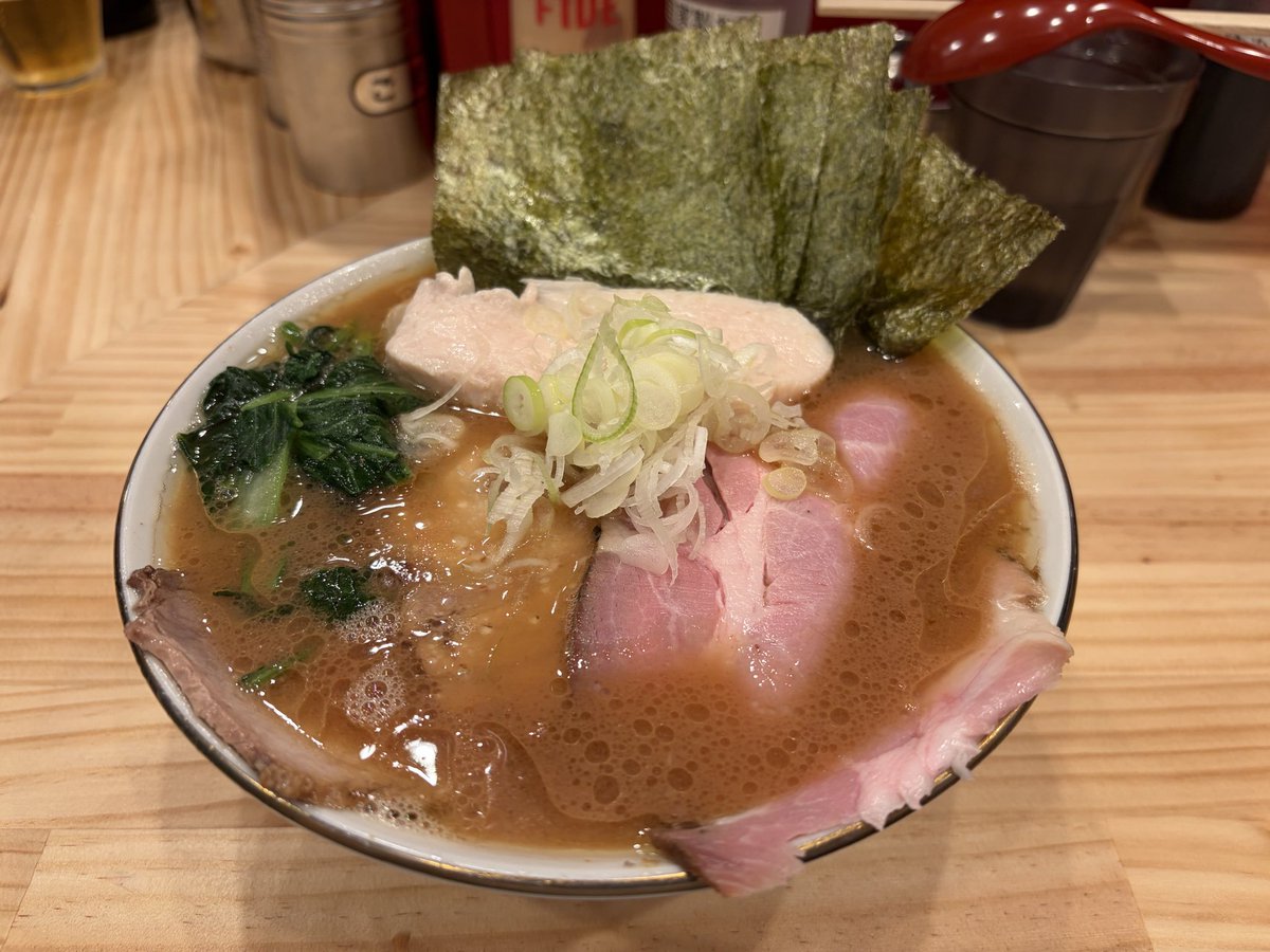 JP_dot_jp's tweet photo. 麺家　笑の道@浅草橋
上特選ラーメン
夜営業＆上特選開始とのことで伺いました。
カエシがキリッと効いた濃厚だけどスッキリとしたスープ
チャーシュー四��類はそれぞれの味わいがあり美味
最後まで飽きることなく新鮮な気持ちで味わえる一杯 https://t.co/PHO8x7lJ1Z