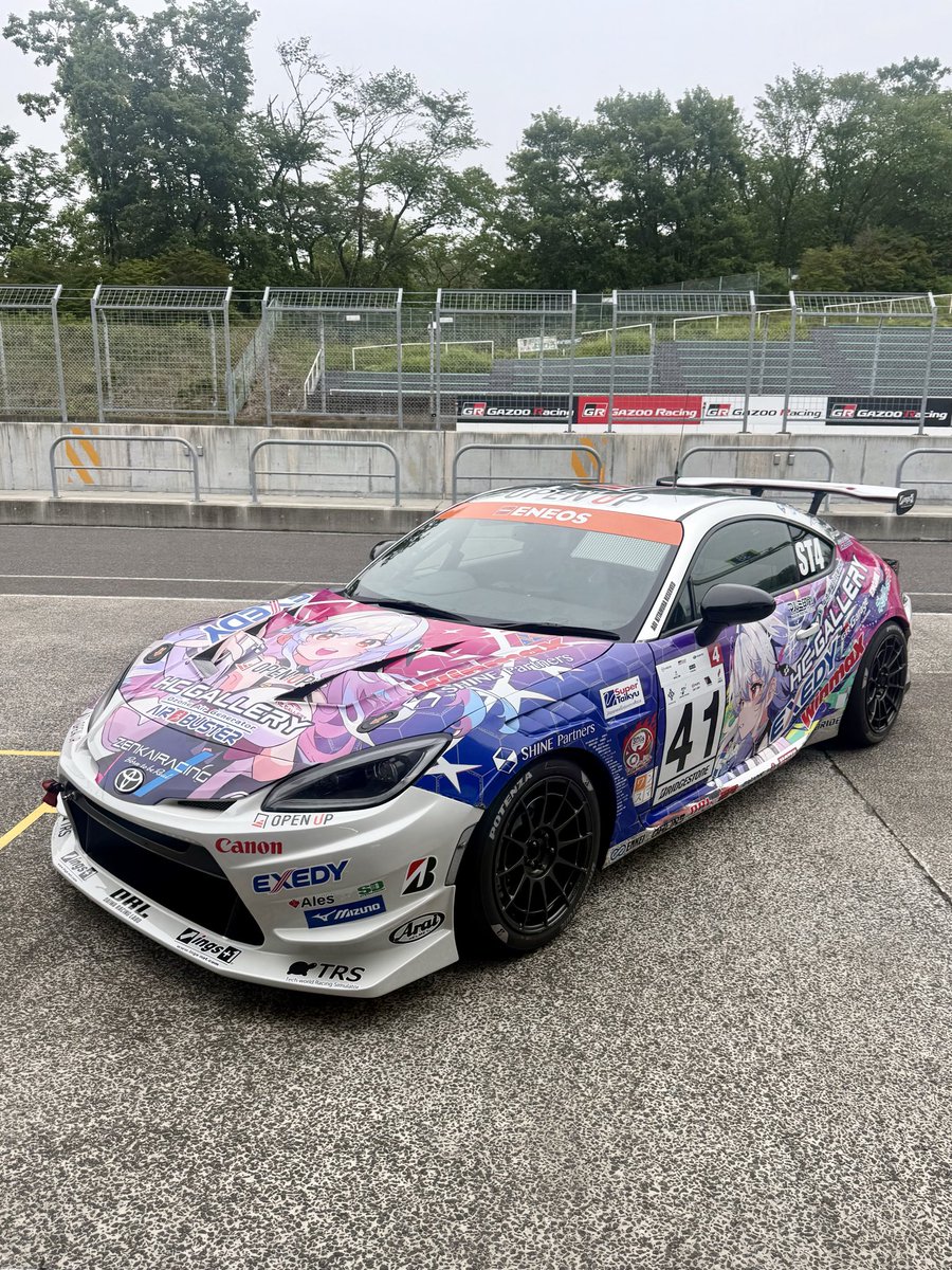 techworld2002's tweet photo. 今シーズン、HC GALLERYさんと一緒に戦わせてもらっているスーパー耐久シリーズ

ST-4クラス
41号車
HC GALLERY EXEDY GR86 WINMAX

今回のSUGO戦は、レース中の電気系トラブルもあり結果は4位

もちろん悔しさはありましたが、このチームで戦えて本当に良かったと改めて思えるレースでもありました😌

ドライバーさん、メカニックの皆さん、裏でご飯を作ってくれている皆さん、そして応援してくださる皆さん

どこを見ても「最高のチームだな」と思えるんです😊

本当に雰囲気が良くて、このチームの一員として戦えることを嬉しく思っています！

次戦のオートポリスはST-4クラスはお休みなので、次は10月の岡山戦

ぜひ現地で、このチームの雰囲気も感じてもらえたら嬉しいです😊