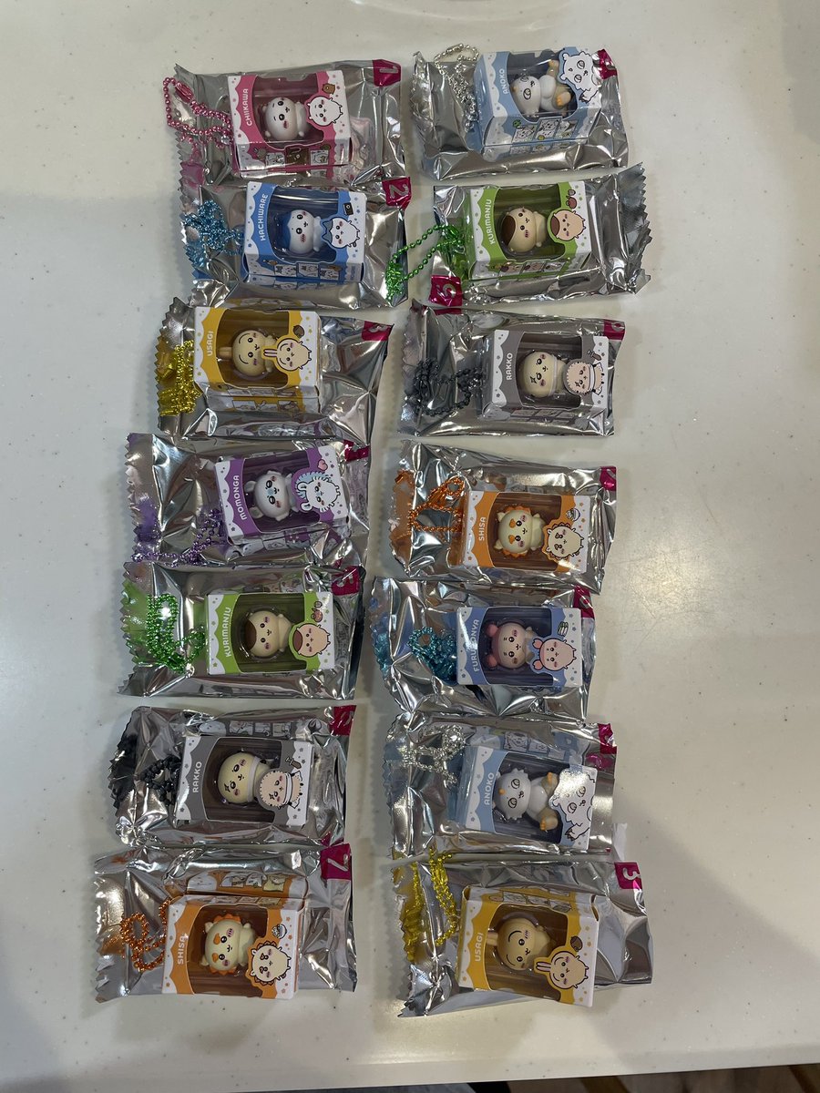goma_1117's tweet photo. ちいハチうさが揃わないと悲しすぎるからチョコボックス箱買いしてしまったんだけど、私のはこんな配置だった〜
かわいー！！
ダブったあのこは友達に、うさぎは子ども用にしよ

ダブったシーサーとラッコさんとくりまじゅうをちいかわハチワレに交換してくれる方いましたらお願いします…！ https://t.co/1WsPkCVuXZ