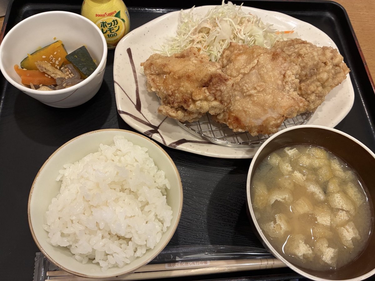 midoringo0630's tweet photo. うおおおお昼はザンギ定食！！！！！
この量でなんと1000円かからず800円以下！
デフォがザンギ4個のところを🍏は少食だから3個にしたのと米も少なめにしました✌️なんなら米大盛り無料です！笑笑🤣
ザンギは衣サクサク中はジューシーでうまかった←評論家みたい！笑笑
うまかった！！！😆
#岩見沢市 https://t.co/yM1GvkPRXi