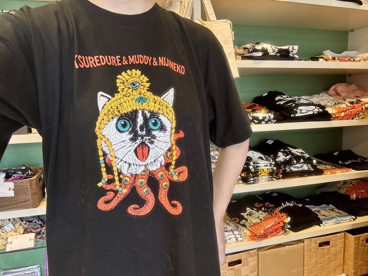 doronekoclub's tweet photo. 徒然猫屋。さん×Muddy Cat×虹猫本舗さんコラボTシャツめちゃよきです！
7/15〜21に吉祥寺マルイで開催の「ねこみせ陸」で販売されるので皆さまぜひゲットしてください！ https://t.co/fzgWyrVwmZ