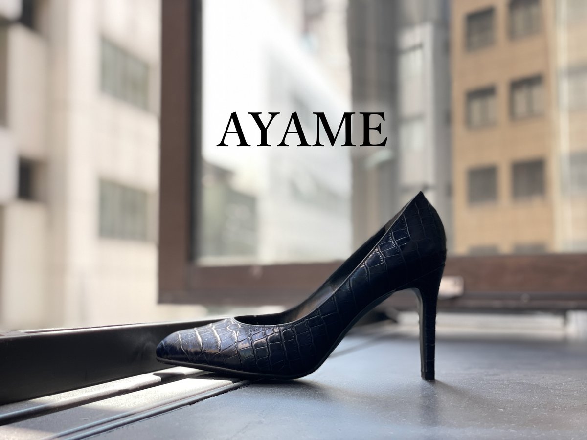 AYAMEheel's tweet photo. もしあなたが自由に素材や色を選べるとしたら、どのようなデザインでご自身の足元を彩りますか。
お客様のオーダーから生まれた、特別な一足をご紹介します。

深い知性を感じさせるダークネイビーに、クロコダイルの型押しレザーが端正なフォルムを際立たせる美しい仕上がりとなりました。構築的なヒールのアーチと、光を捉えて艶めく異素材の重厚感が、足元に凛とした気品をもたらします。

既製品ではご自身の足に合うサイズが見つからず、ヒールの高いパンプスを諦めていた方にこそ、オーダーメイドの真価が発揮されます。一人ひとりの足に合わせてゼロから木型を作り上げるため、小さなサイズや特殊なサイズの方でも、お好みのデザインを一切妥協する必要はありません。足を入れた瞬間、背筋がすっと伸びるような高揚感と、自分らしさを纏う揺るぎない自信を与えてくれます。✨

AYAMEでは、3Dスキャンによる精密な足の計測を行い、そのデータに基づいてお客様一人ひとりのための個人専用木型を製作します。さらに、メンテナンス付きのサブスクリプションという形で、あなただけの特別な一足を永くご愛用いただけるサービスを提供しています。