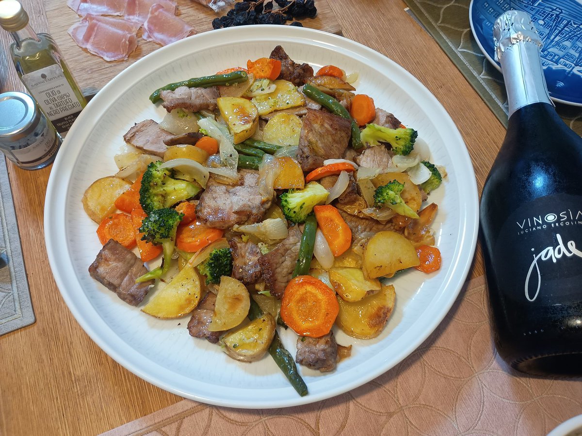 yukapoooon's tweet photo. これが正解なのか分からないけれど昨日始めてローストポークを作ってみた。野菜を軽く炒めて塩とオイルをまとわせ豚ロースかたまり肉と一緒にオーブンで加熱。
友人から頂いたトリュフオイルとトリュフ塩がとてもとてもいいお仕事をしてくれました☺
お皿は30年以上前からある白山陶器 https://t.co/XFPiVUC9Nm