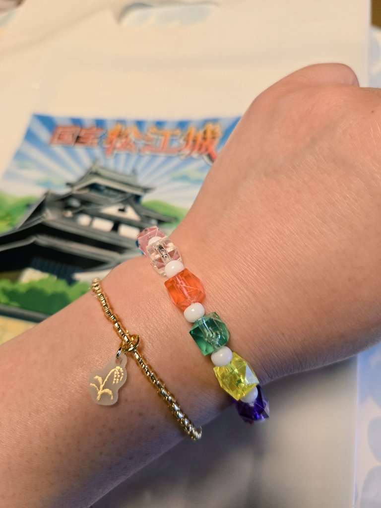 ukr_ism's tweet photo. 折角作ったのにライブ中に
付け忘れてた稲穂ブレスレット～🌾
この稲穂も暗闇で光る蓄光タイプのいなほぉ～～🌾🌾🌾✨
また城🏯でレキシ😎がみたいです（切実🙏✨） https://t.co/yXfvmSRppm