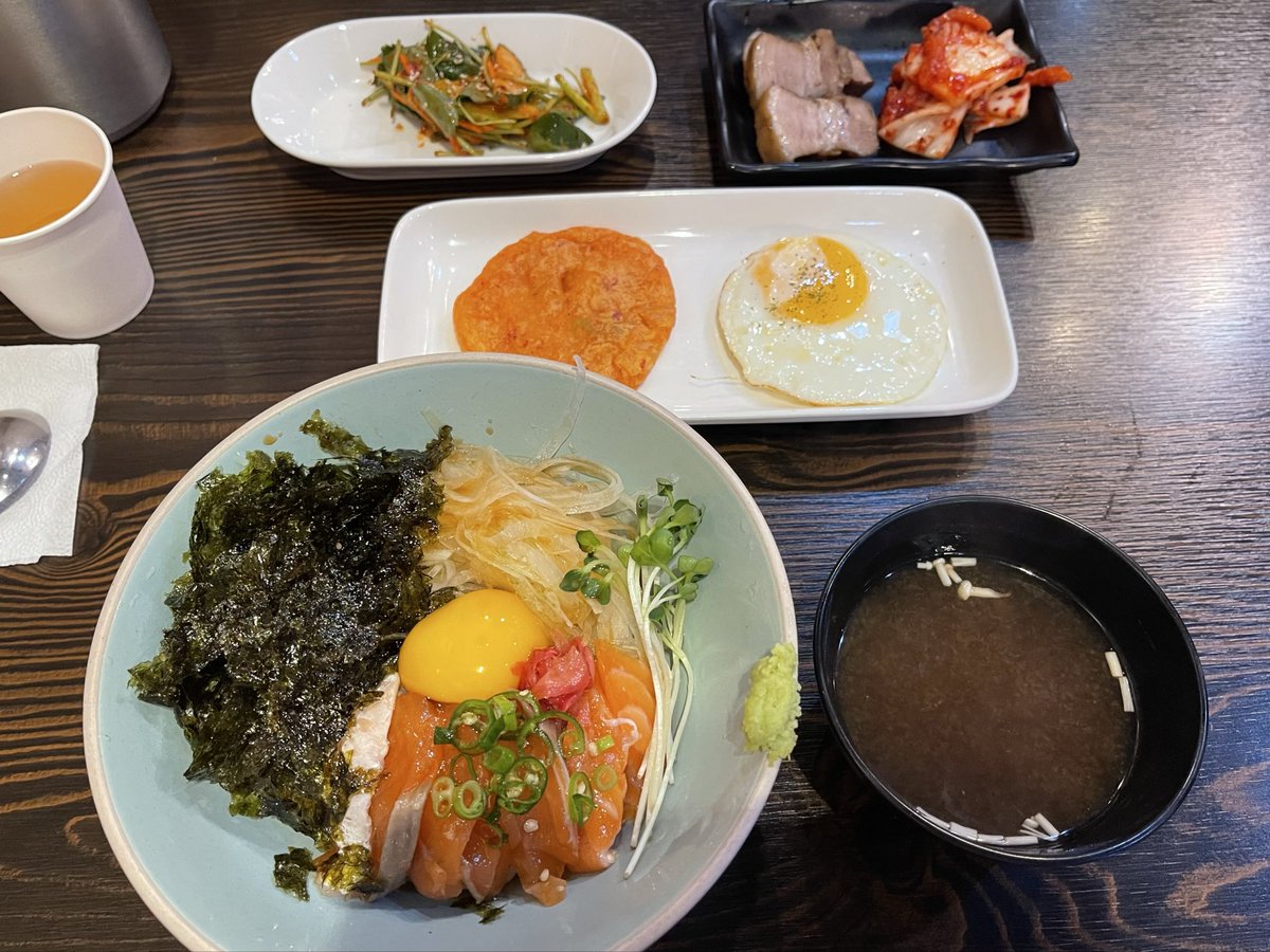 66rorotan__'s tweet photo. 📌 ケセジャン址(게새장터)
江南駅1番or3番出口から徒歩数分

サーモンの醤油漬け丼 11,000w
ポッサム、目玉焼き、チヂミ付き

値段も手頃だし、夜の時間帯でも定食が食べれるのが助かる
お店は狭めですが、私が伺った平日20時30分は、現地男性グループ1組と女性1人のみだったので待ちは無くスムーズでした

カンジャンケジャン定食29,000wも気になる🦀

[NAVER マップ]
ケセジャン址
ソウル特別市 江南区 駅三洞 824-25
https://t.co/Lyq9oSNSQB