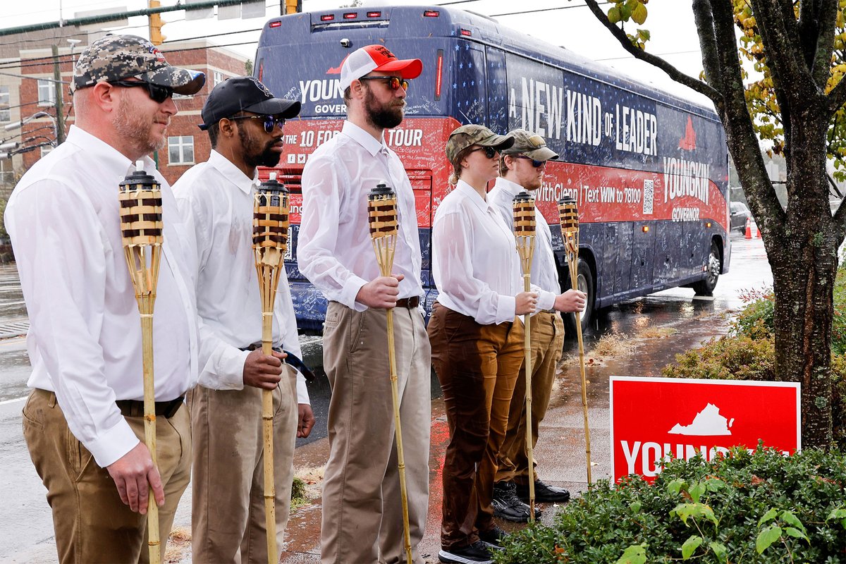 OcrazioCornPop's tweet photo. 🚨 FLASHBACK: 2021 psyop orchestrated by the "Lincoln Project" where their members posed as Youngkin supporters in Charlottesville to evoke 2017 "Unite the Right" optics.

The SPLC ran the Charlottesville psyop then the Lincoln Project ran the follow-up psyop.

Who do you think was behind the psyop today on the D.C. metro?