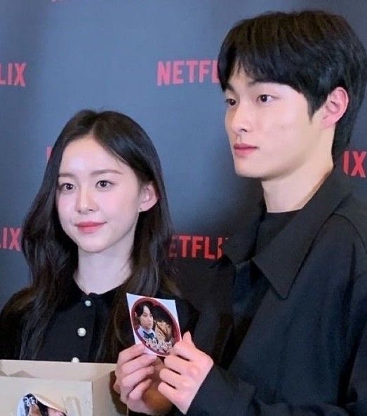 YERIM1706's tweet photo. when you're 10/10 couple, but the second couple makes you look like an 9/10

second couple                         main couple https://t.co/7BfDYycYZA