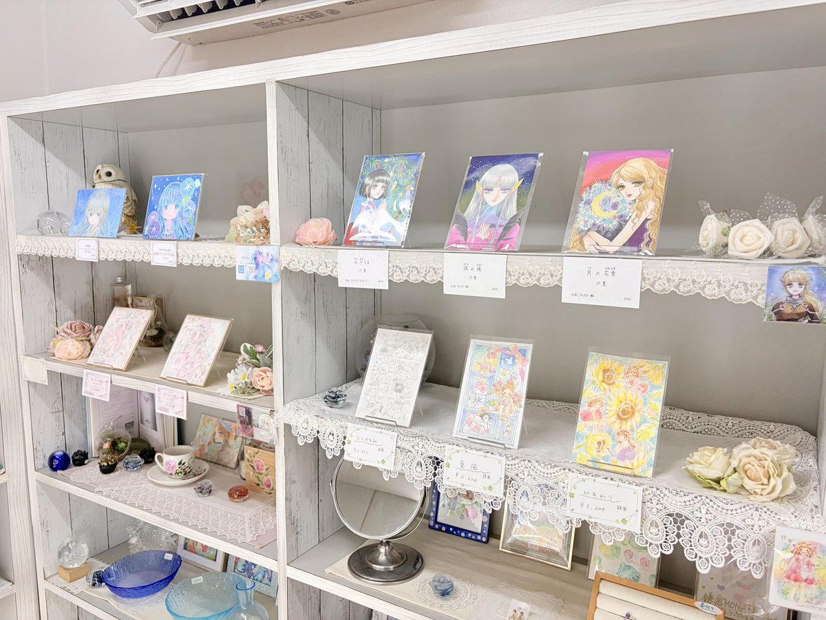 kamakuramona's tweet photo. 皆様こんにちは😊

鎌倉MONAでは【夏のフレームレス展】2日目を迎えました🌻

17名の作家様それぞれの世界観が詰まった、見応えのある作品が会場を彩っています🎨

お近くへお越しの際は、ぜひお気軽にお立ち寄りください✨
皆様のご来場を心よりお待ちしております🙇‍♀️ https://t.co/TuVIF9FrKT