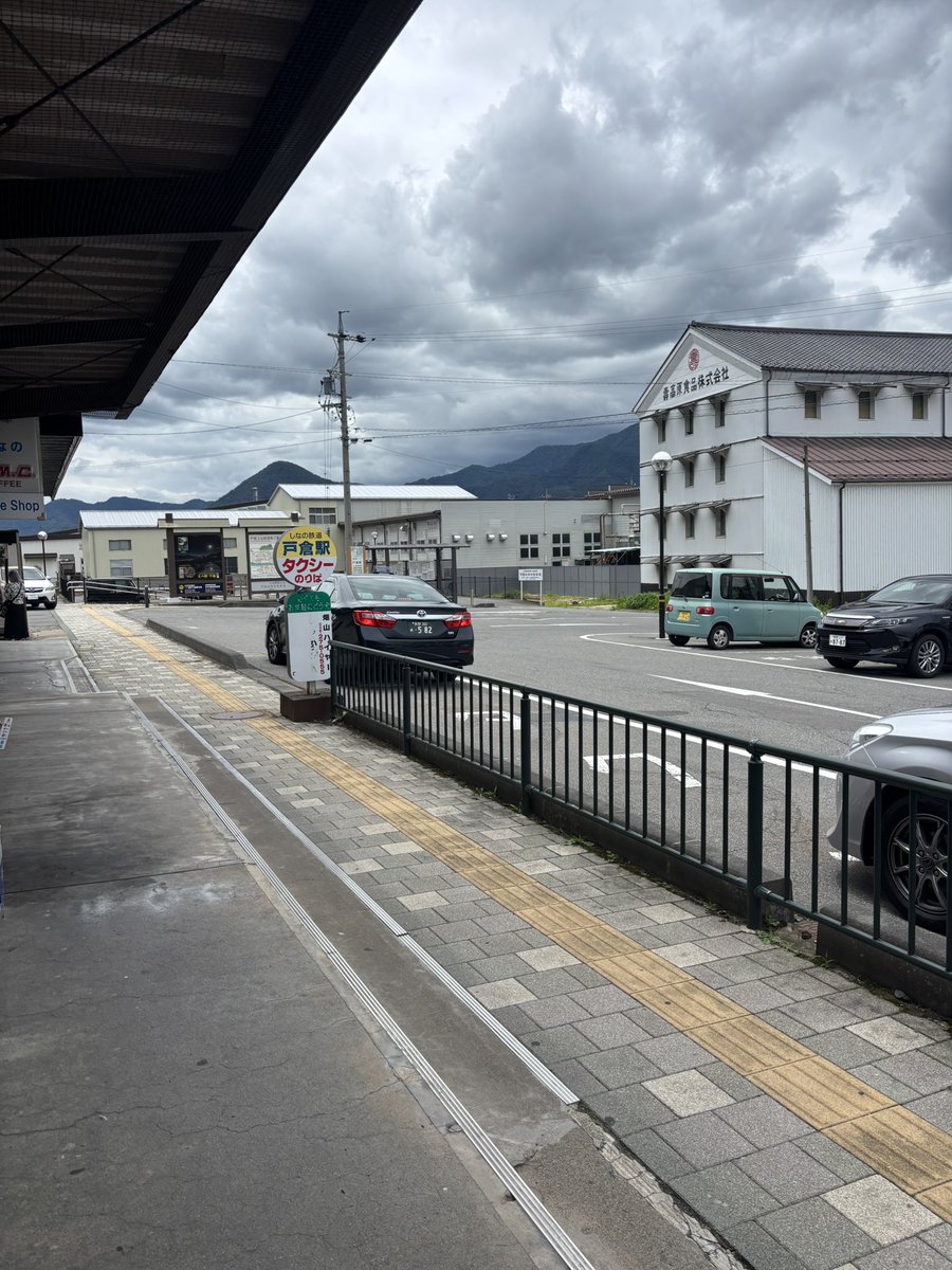 tomonken's tweet photo. しなの鉄道
戸倉駅
改札出て
タクシー乗り場は目の前
バス停は右手にあります
#図書館
#図書館問題研究会 
#図問研 https://t.co/mxMhNSRD7B