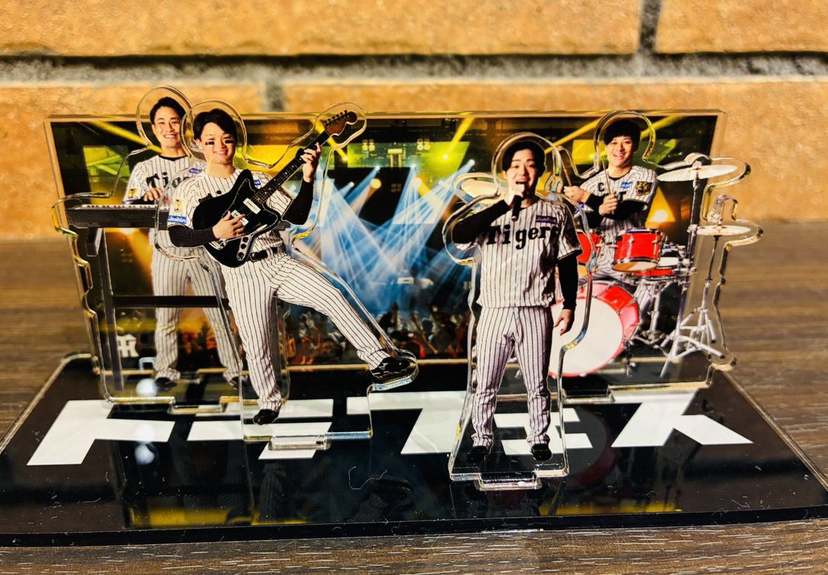 tigersgoodsinfo's tweet photo. 選手たちがロックスターに大変身🎙️🥁🎸

選手たちがマイク、ギター、ドラム、キーボードを手にロックスターさながらのポーズを決めた“ロックバンド風”のアクリルスタンド販売中✨✨

背景付きアクリルスタンドで、ライブステージさながらの世界観を楽しめます🌟

お好きな選手を組み合わせて、あなただけのタイガースバンドを結成してみませんか？🐯✨
※アクリルスタンド台座とアクリルスタンドパーツは別売りとなります。

▼販売店舗
T-SHOP、アルプス、ダグアウト
阪神甲子園球場タイガースショップ
※T-SHOPは受注生産となります。

#阪神タイガース