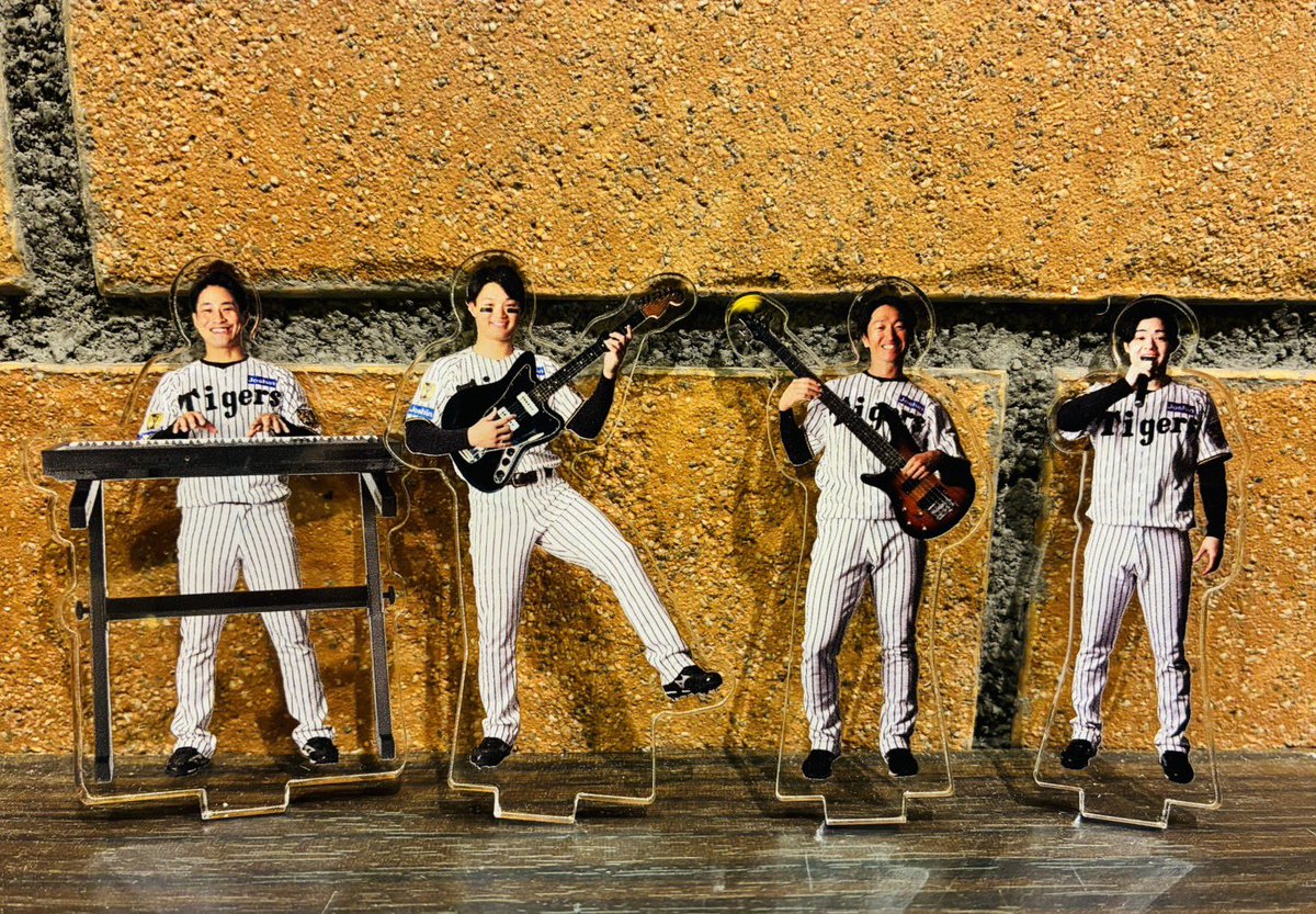 tigersgoodsinfo's tweet photo. 選手たちがロックスターに大変身🎙️🥁🎸

選手たちがマイク、ギター、ドラム、キーボードを手にロックスターさながらのポーズを決めた“ロックバンド風”のアクリルスタンド販売中✨✨

背景付きアクリルスタンドで、ライブステージさながらの世界観を楽しめます🌟

お好きな選手を組み合わせて、あなただけのタイガースバンドを結成してみませんか？🐯✨
※アクリルスタンド台座とアクリルスタンドパーツは別売りとなります。

▼販売店舗
T-SHOP、アルプス、ダグアウト
阪神甲子園球場タイガースショップ
※T-SHOPは受注生産となります。

#阪神タイガース