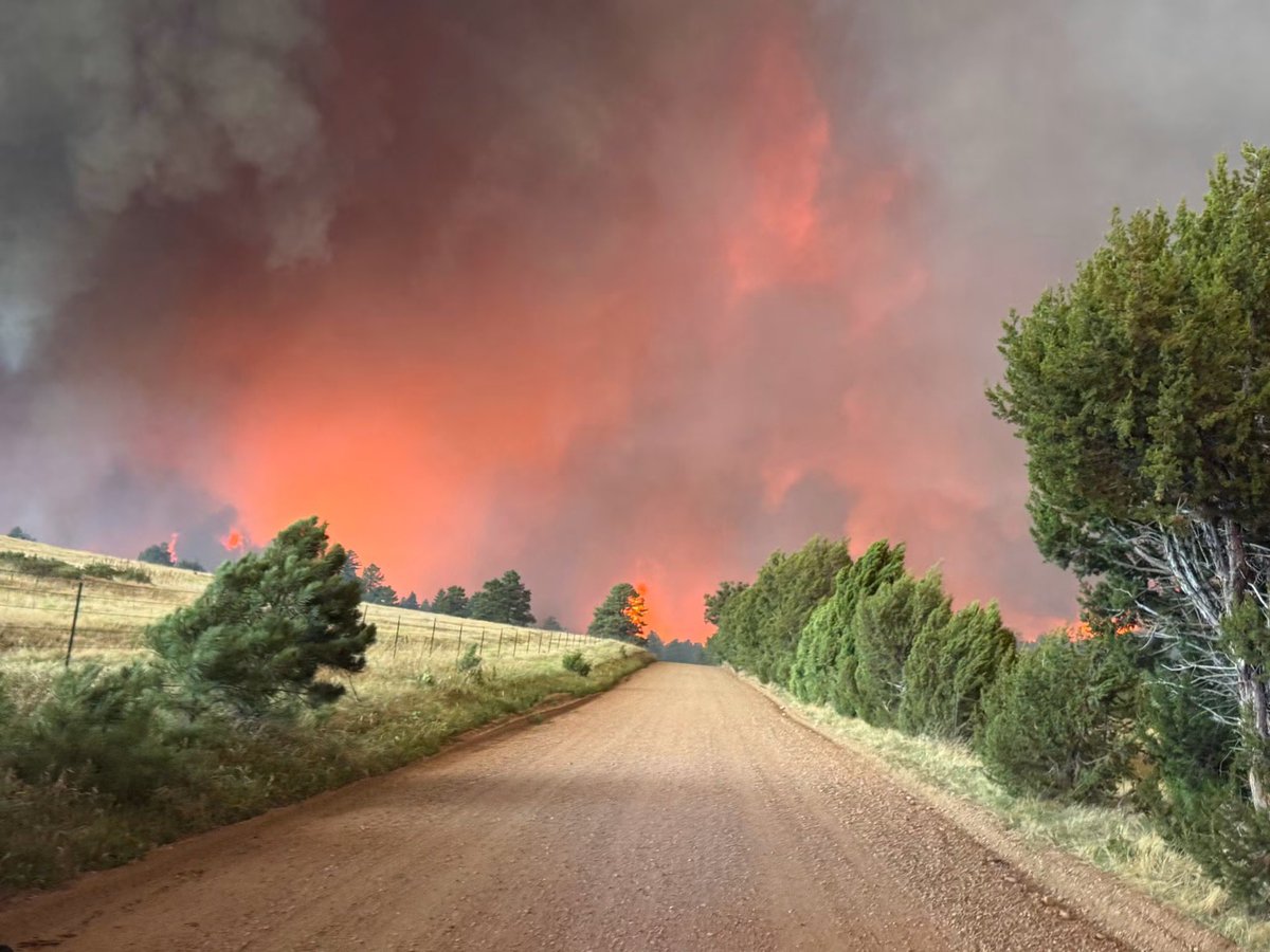 MsChrissyCO's tweet photo. Guys, this is an hour from where I am. #colorado #coloradofires https://t.co/EEopv7OaQy