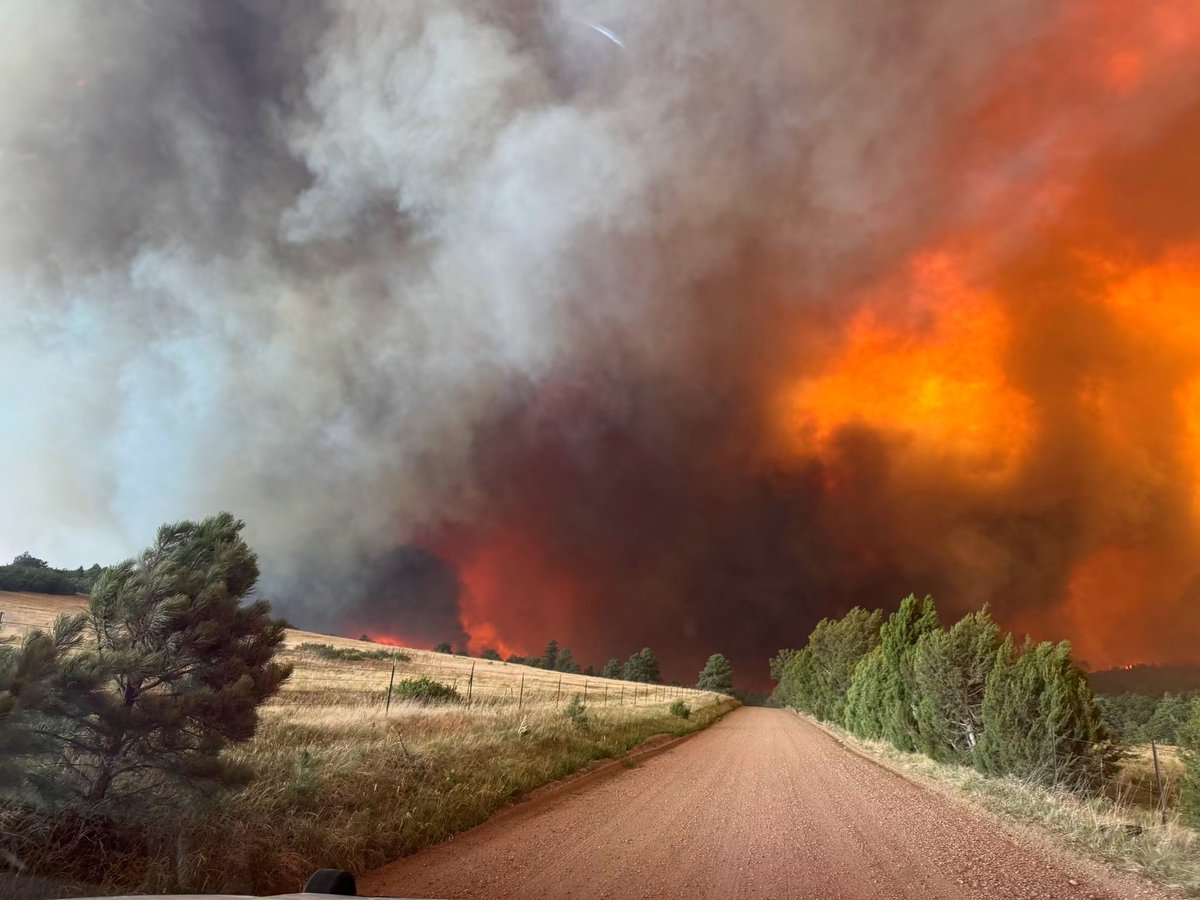 MsChrissyCO's tweet photo. Guys, this is an hour from where I am. #colorado #coloradofires https://t.co/EEopv7OaQy
