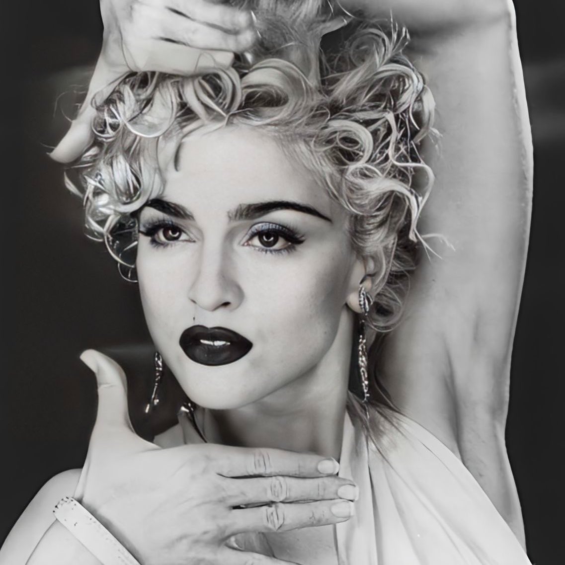 poponze's tweet photo. Madonna e Michael Jackson quase lançaram uma parceria em 1991, mas ela acabou cancelada. 

Michael achou os versos de Madonna explícitos demais e também rejeitou a ideia da cantora de inverterem os papéis no clipe, aparecendo vestido com roupas femininas. https://t.co/cRUYCkGCN9