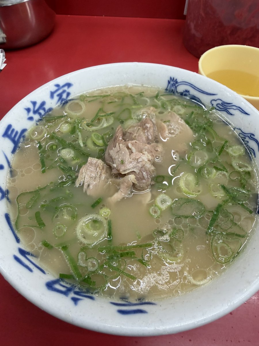 haccho70's tweet photo. 帰路の飛行機に乗る前に〆
やっぱ長浜屋美味い！
満足。グリコーゲン満タンでオーバーフロー気味。
来週からまたトレ再開 https://t.co/XM4VENBBW3