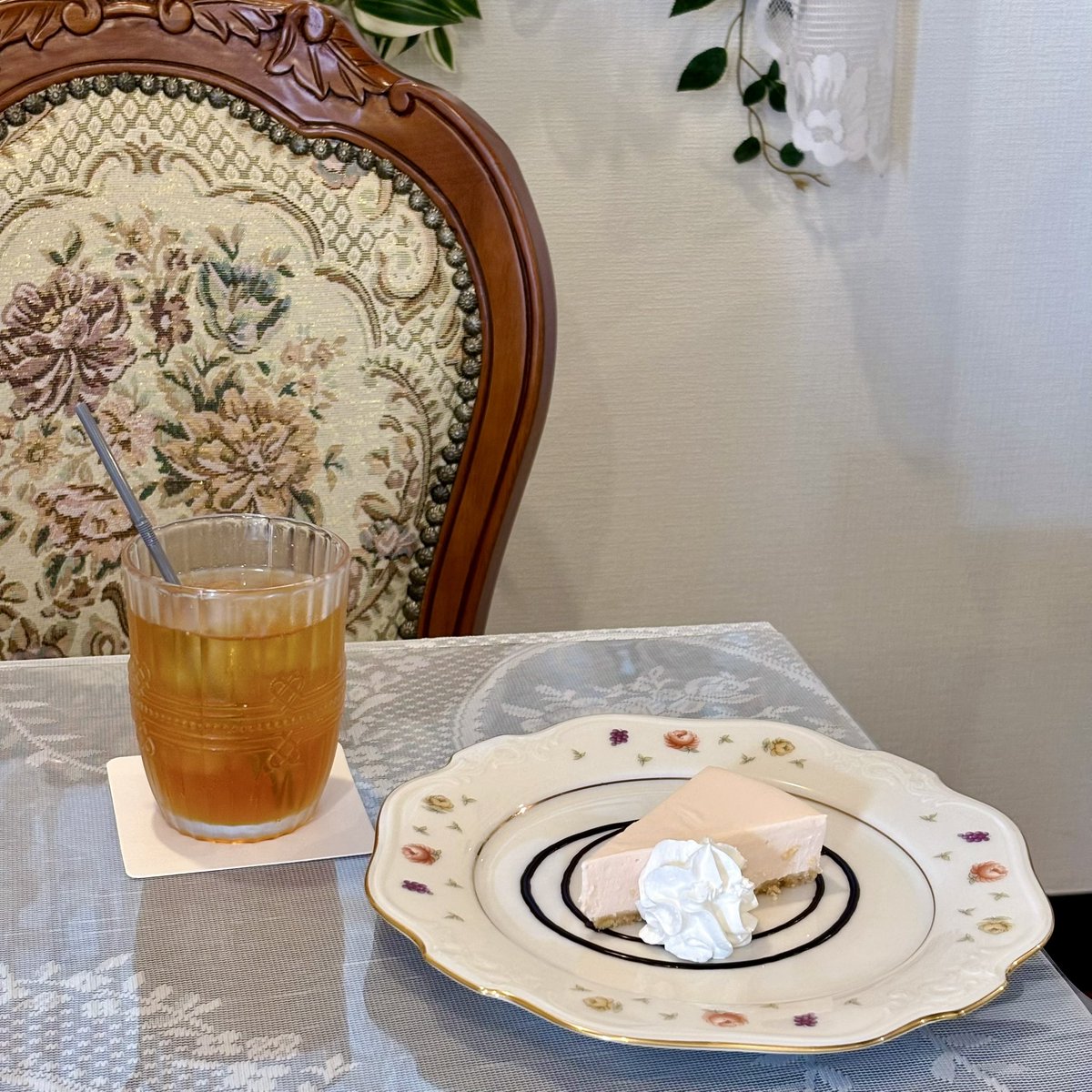 CafeRupin's tweet photo. 〖🆕〗

オレンジレアチーズケーキ🍊🍫´-
アイスティーと合わせるのがおすすめです！

#アンティークカフェ #推し活カフェ
#CafeRupin https://t.co/pez0mlAwTW