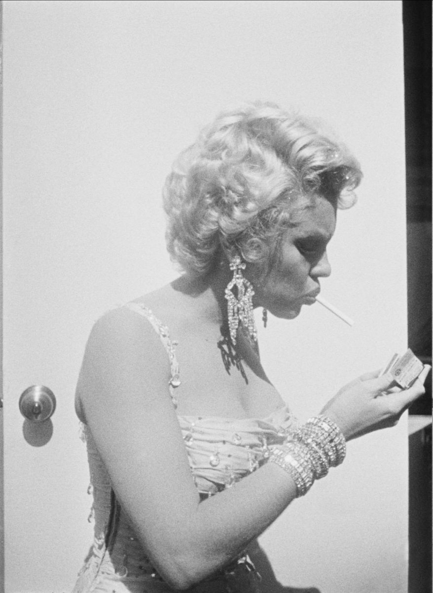 nostalgiaa's tweet photo. Marilyn Monroe photographed by gene lester at 20th century fox studios, 1954 https://t.co/IIw5wWcxgG