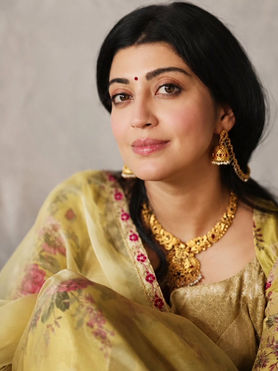 ursniresh's tweet photo. Pranitha Subhash stuns in a breathtaking lehenga

#Pranitha #PranithaSubhash @pranitasubhash https://t.co/dZzUukHgjd
