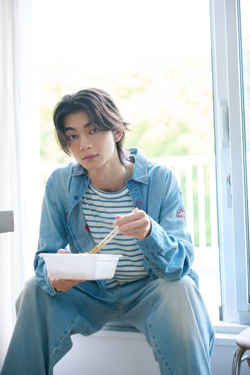 Auditionblue's tweet photo. みなさまおつかれさまです🙇‍♂️

#雑誌butter05🧈フェスタ🥁

日曜日もアザーカット❤️‍🔥

3人目は #吉澤要人（#原因は自分にある 。）さん📷

カップ焼きそばを美味しそうに😋

🛒ご購入は👇
【HMV限定版表紙&amp;ポストカード】
https://t.co/Bw9xwhw9Ly

(撮影=#佐野円香/インタビュー=#東谷好依) https://t.co/oNcfNDbAtP