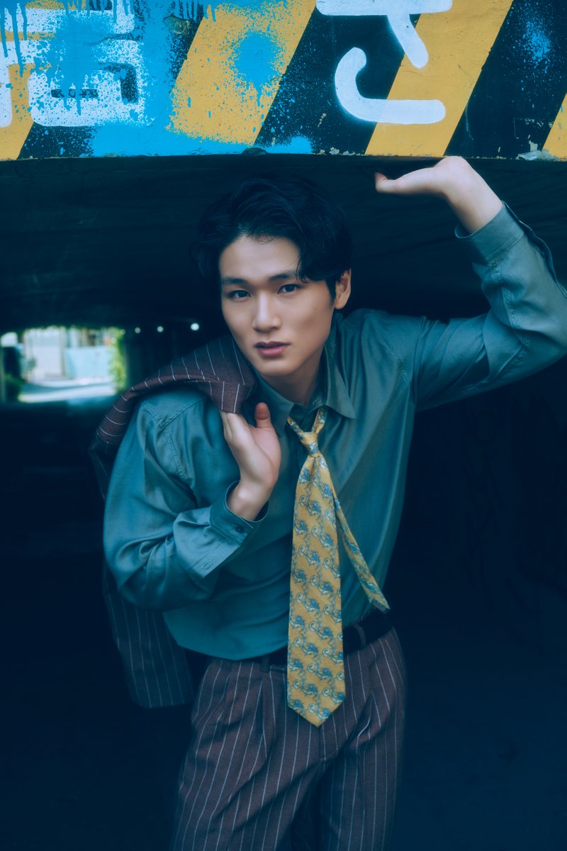 Auditionblue's tweet photo. みなさまおつかれさまです🙇‍♂️

#雑誌butter05🧈フェスタ🥁

日曜日もアザーカットとともに❤️‍🔥

2人目は #中川大輔 さん🐱

暑さが伝わってきそうなガード下🕶️

🛒ご購入は👇
【HMV限定版表紙&amp;ポストカード】
https://t.co/aitQTwZflT

(撮影=#岡本武志/インタビュー=#皆藤コスモ) https://t.co/bZg74rRiZP