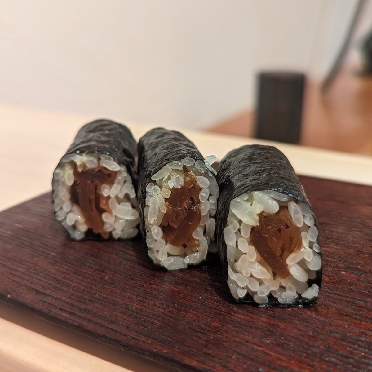 bbq0024's tweet photo. マニアックな店を探す時に気にしていることは、食べログの点数が低くてGoogleの評価が高い、かつ口コミの件数が少ない店を探すことです。これは基本中の基本ですね。

やっぱり料理の写真を見て味がイメージできるかどうかが重要かなと思います。例えば寿司店だったら、巻物の断面を見ます。それによって

・包丁がどれくらい手入れされているのか
・米の粒立ちや粘り
・当然、巻きの技術

が伝わってきます。
店側が用意した宣材写真や、写真上手なブロガーが撮った写真ではなく、一般の人が撮った普通の写真で判断するのがいいと思います。こればかりは嘘をつけないですからね。