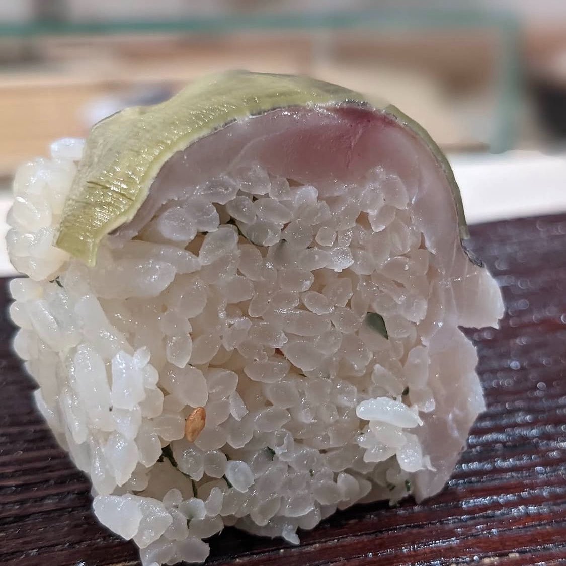 bbq0024's tweet photo. マニアックな店を探す時に気にしていることは、食べログの点数が低くてGoogleの評価が高い、かつ口コミの件数が少ない店を探すことです。これは基本中の基本ですね。

やっぱり料理の写真を見て味がイメージできるかどうかが重要かなと思います。例えば寿司店だったら、巻物の断面を見ます。それによって

・包丁がどれくらい手入れされているのか
・米の粒立ちや粘り
・当然、巻きの技術

が伝わってきます。
店側が用意した宣材写真や、写真上手なブロガーが撮った写真ではなく、一般の人が撮った普通の写真で判断するのがいいと思います。こればかりは嘘をつけないですからね。
