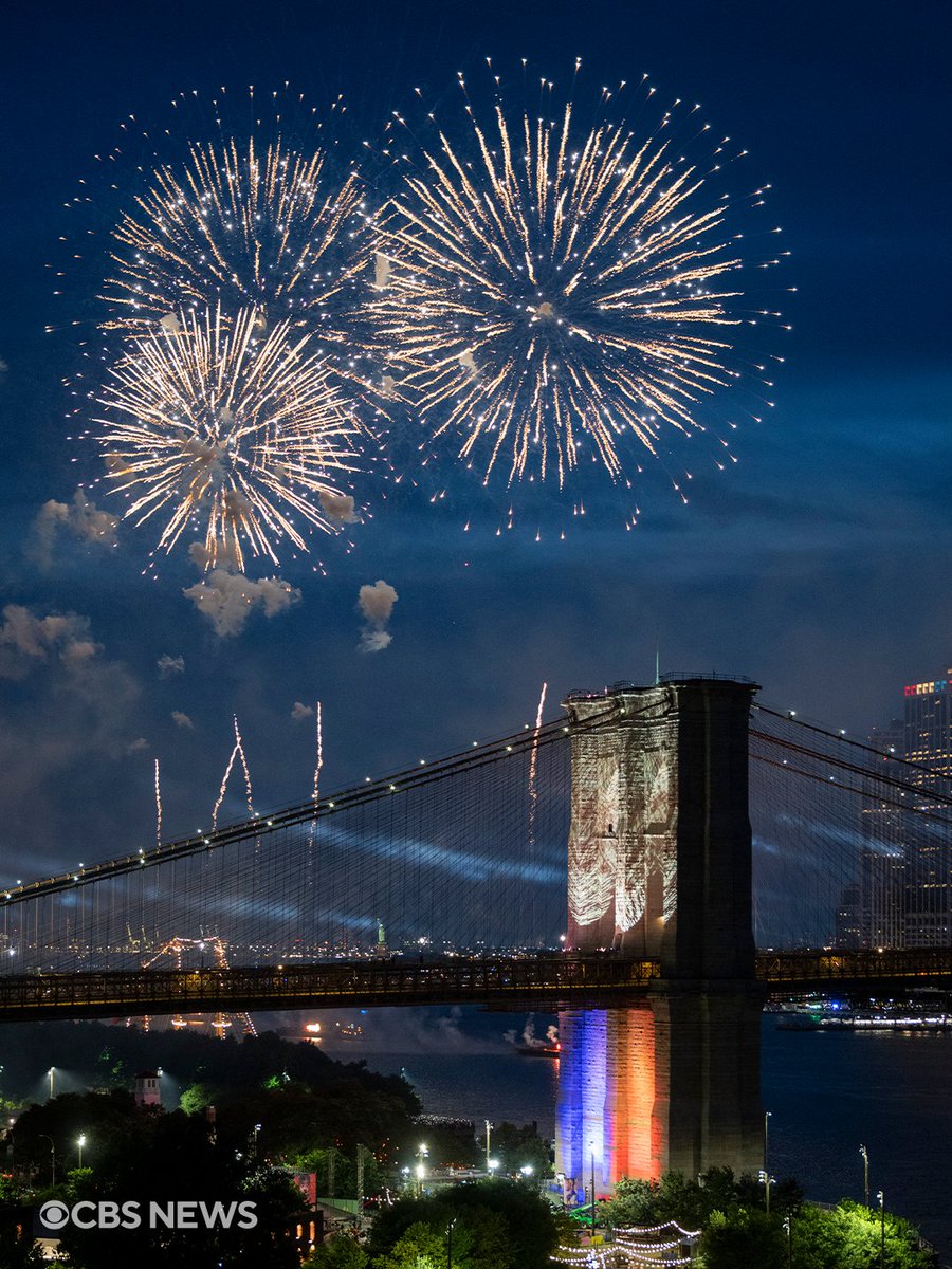 CBSNews's tweet photo. The Macy’s Fourth of July fireworks spectacular lit up the New York City sky as thousands of spectators gathered to watch the stunning show. https://t.co/w5OmvV2Yl1