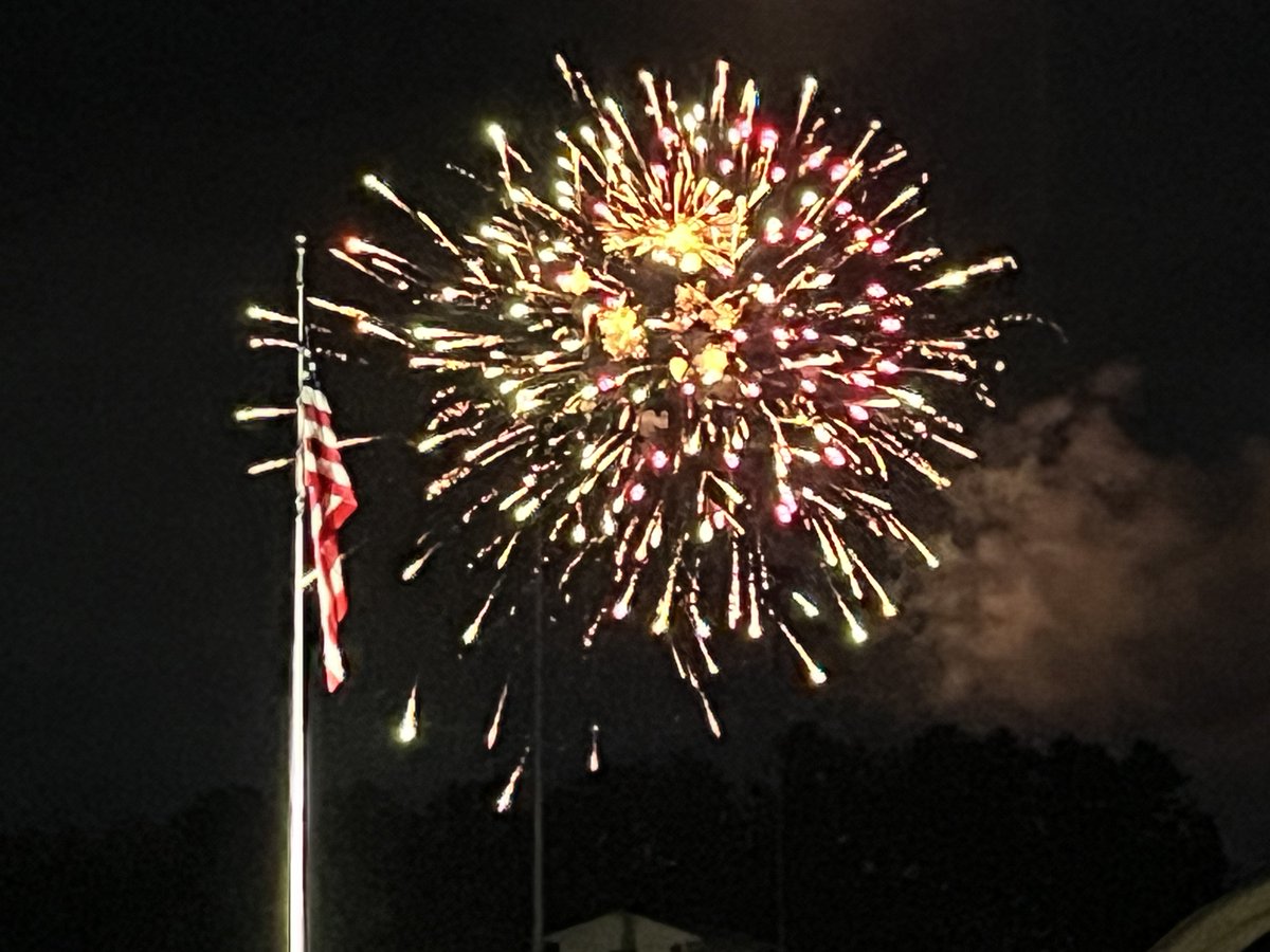 jillianstan13's tweet photo. Happy 250!! 🇺🇸🇺🇸🇺🇸 https://t.co/dOWlZUSy2T