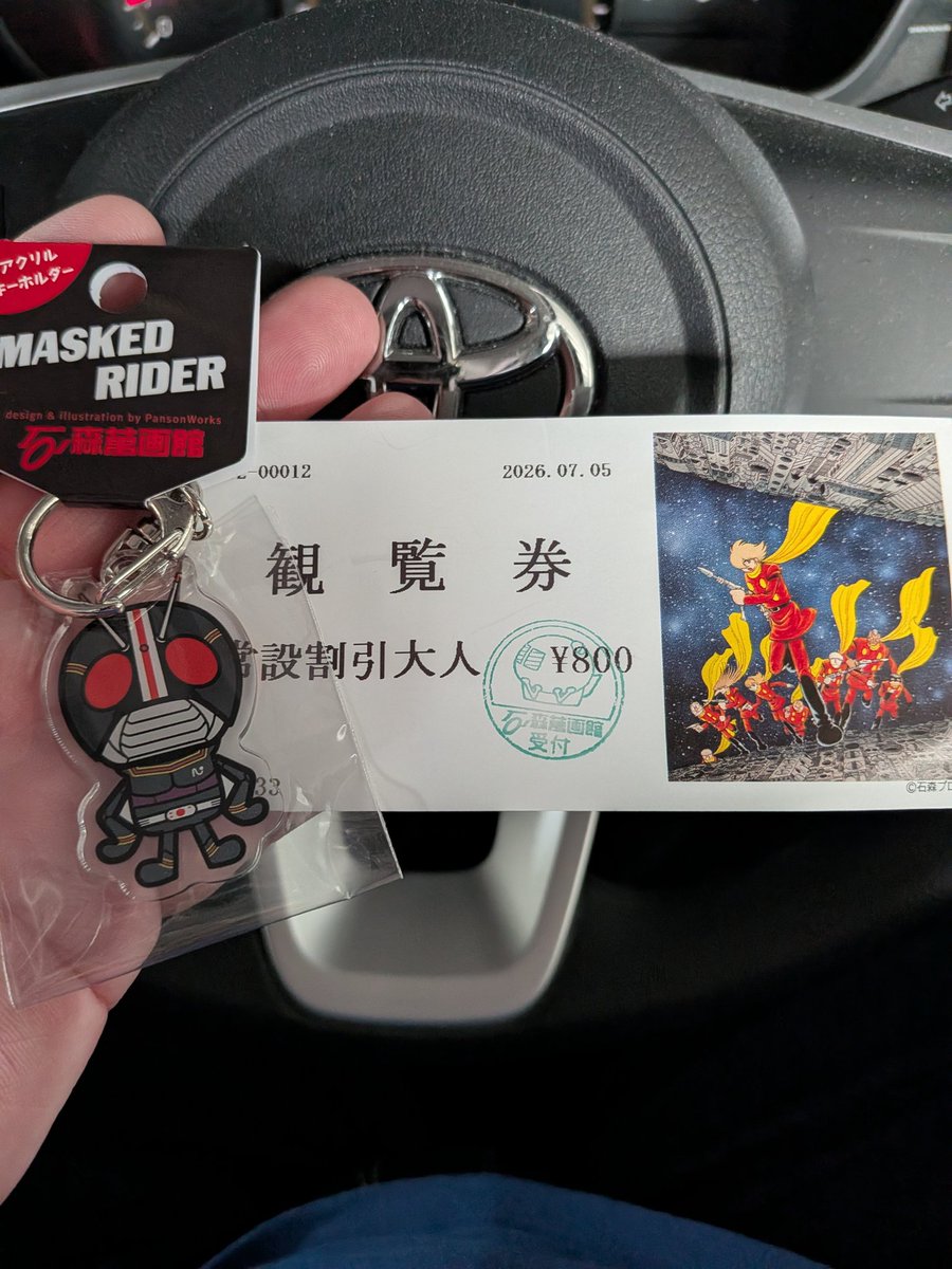 sheep0419's tweet photo. 石ノ森萬画館行って記念にブラックのアクキー購入
ついでにマンホールも撮影してきた
ライダーのマスクの展示とかサイボーグ009関連の展示は見ててテンション上がる！ https://t.co/Fqfwl1tCBd
