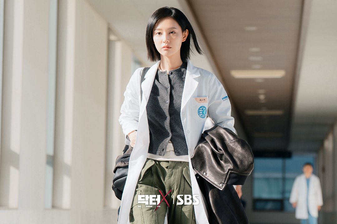 kittyzwonii's tweet photo. 그리고 <닥터X>는 다른것보다
전작에서 로코로 한드판 1등 먹었던 김지원 언니가
주연롤에 남배없이 혼자 뚜벅뚜벅 모든걸 짊어지고 나온 ‘여배원톱드’ 라는 점에서
무조건적으로 응지연해드릴 필요가있음.. https://t.co/W2K2LMu5t2