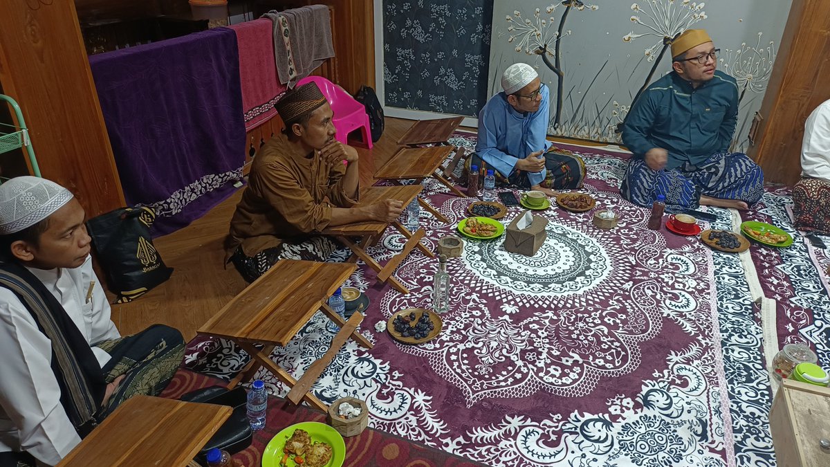 mk_haramain's tweet photo. #majeliskhirrijilharamain 
KOORDINATOR PUSAT | 
RAPAT KOORDINATOR PUSAT, THULLAB DAKHILY &amp; PERWAKILAN KOORDINATOR DAERAH BALI MEMBAHAS PERSIAPAN HAUL HARAMAIN AS-SYARIFAIN KE 32 YANG INSYA'ALLAH DI ADAKAN DI BALI ,
LOKASI RAPAT : PP. TARBIYAH SUMBER BUNGA SITUBONDO https://t.co/Y9pcM6JHTK