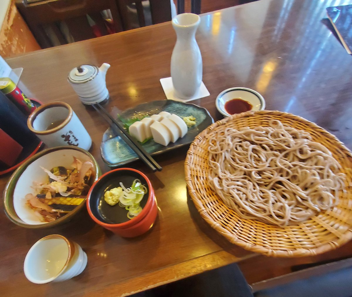 superweapon782's tweet photo. 正しい。

蕎麦の前に板わさとナスの揚げ浸しで冷酒をやるのもオススメだ。その後サッと蕎麦を啜るのも良し、酒をやりながらチマチマ蕎麦をつつくのも良し。

とにかく蕎麦だ。蕎麦を愛せ。 https://t.co/WAPsQNnpNh