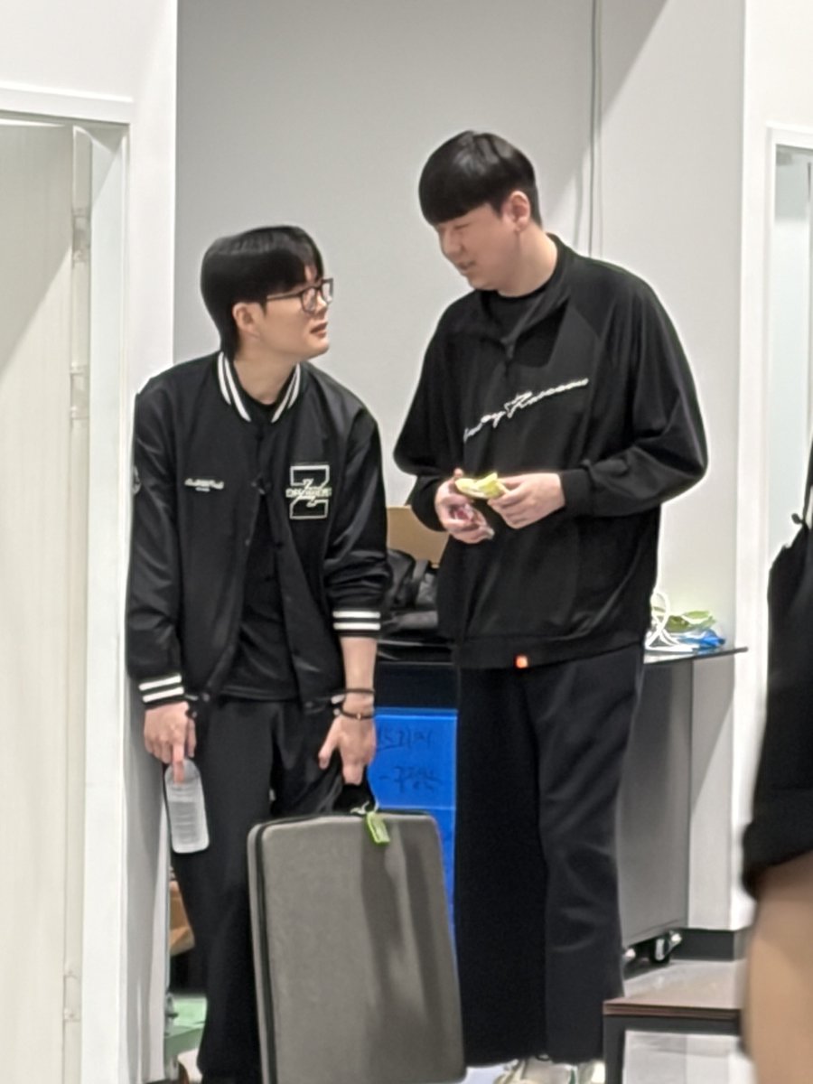 epanou1's tweet photo. 베르나르와 립이라니 몬가 신기했음! https://t.co/afnY4hPSCN