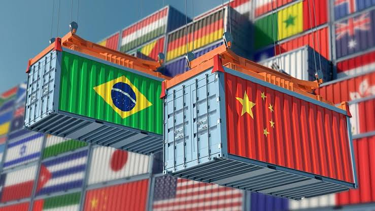 AnaliseGeopol's tweet photo. 🇧🇷🇨🇳 As exportações do Brasil para a China aumentaram em junho, com o superávit brasileiro acumulando mais de US$ 4 bilhões no mês. O primeiro semestre de 2026 fechou com US$ 58,32 bilhões em exportações brasileiras para a China, um aumento de 21,9% em relação a 2025.

📰 Gov BR https://t.co/LoRNEPLJfX
