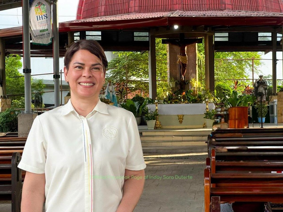 News5PH's tweet photo. BUMISITA SA SIMBAHAN

Ibinahagi ni Vice Pres. Sara Duterte ang ilang larawan ng pagbisita niya sa Archdiocesan Shrine of St. Vincent Ferrer sa Bogo City, Cebu noong nakaraang linggo.

Ayon sa Bise, nagtirik siya ng kandila para ipanalangin ang kapayapaan ng bansa at ang kaligtasan ng mga Pilipino, gayundin ang tuloy-tuloy na pagbangon ng Bogo City mula sa nagdaang lindol.

Kasama rin daw sa kanyang mga dasal ang pag-uwi ng kanyang ama na si dating Pangulong Rodrigo Duterte na kasalukuyang nakakulong sa International Criminal Court (ICC).

📸: Inday Sara Duterte/Facebook
